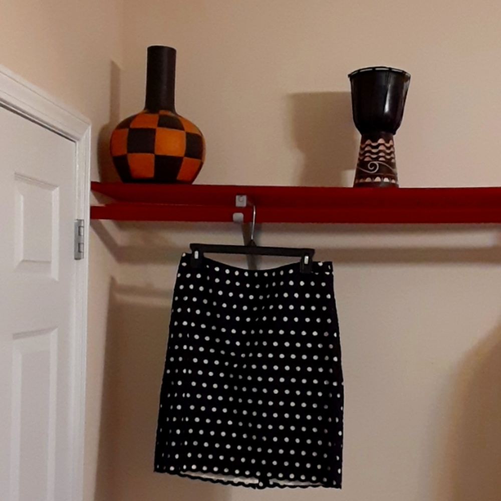 Loft, women skirt size 6, black with white poco dots